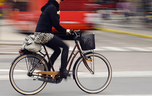 Unscharfe weibliche Fahrradfahrerin