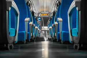 Leere blaue Sitzplätze in Bahn Bus mit Sonnenlichteinstrahlung