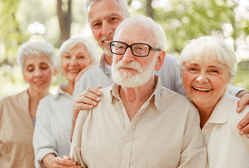 Gruppe glücklicher älterer Menschen die Lachen