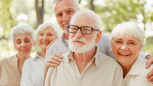 Gruppe glücklicher älterer Menschen die Lachen