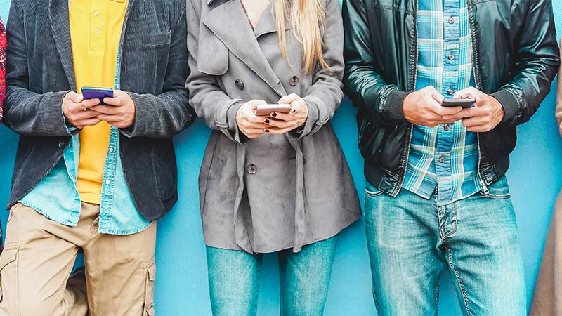 Gruppe Menschen die Smartphone verwenden