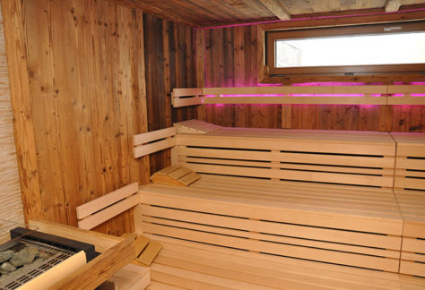 Sauna von innen mit Liegeflächen