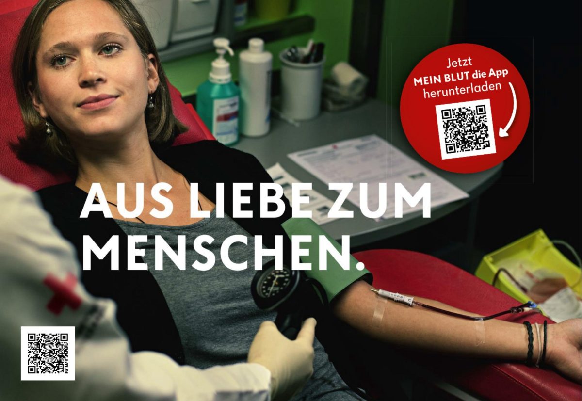 Junge Frau spendet Blut, darüber liegt Text Aus Liebe zum Menschen und ein QR Code vom Roten Kreuz