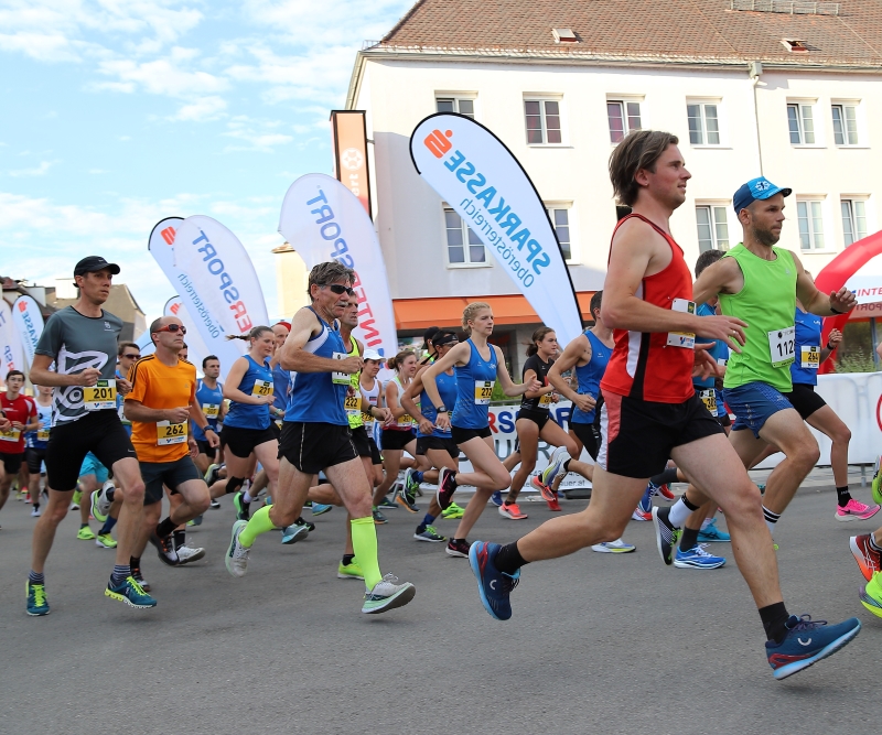 Sportler laufen beim Stadtlauf in Attnang-Puchheim am Rathausplatz