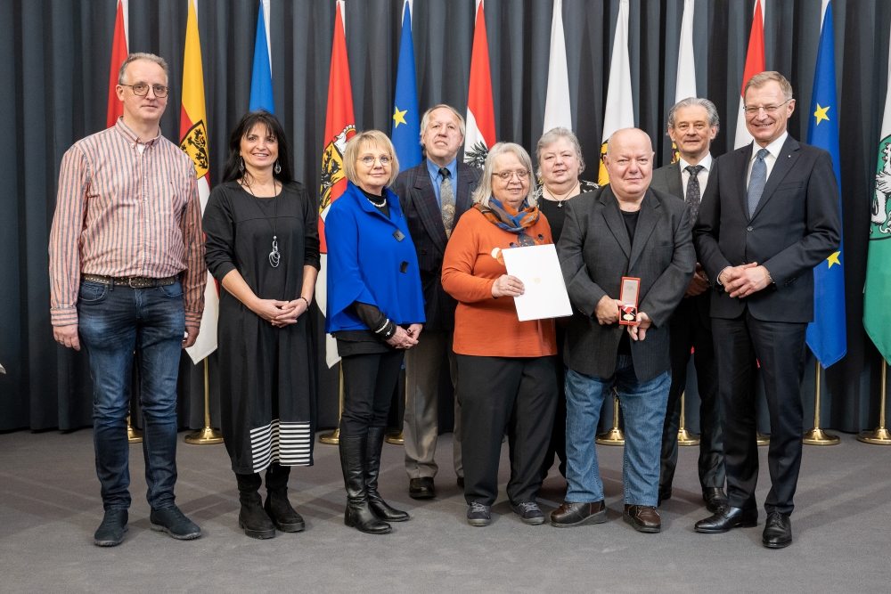 Dietmar Ematinger umringt von Familie und Freunden sowie von Bürgermeister Peter Groiß und Landeshauptmann Thomas Stelzer